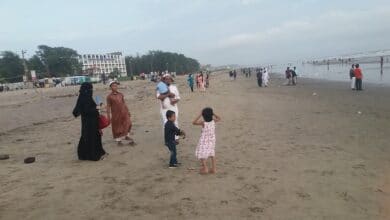 Photo of স্থানীয়দের পদচারণায় ফের মুখরিত কক্সবাজার সমুদ্র সৈকত