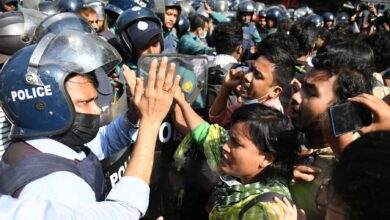 Photo of গণপরিবহনে শিক্ষার্থীদের হাফ পাসের দাবিতে ‘শাহবাগ অবরোধে’ পুলিশের বাধা