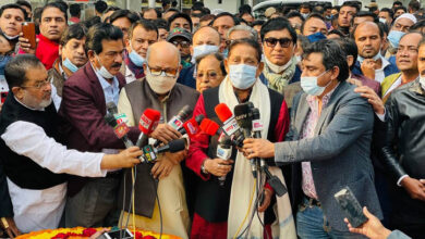 Photo of বঙ্গবন্ধুর প্রতিকৃতিতে মায়া-কামরুলের শ্রদ্ধা