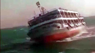 Photo of সেন্টমার্টিন থেকে ফেরার পথে উত্তাল ঢেউয়ে জাহাজে আতঙ্ক, বমি করে অসুস্থ অনেকেই!