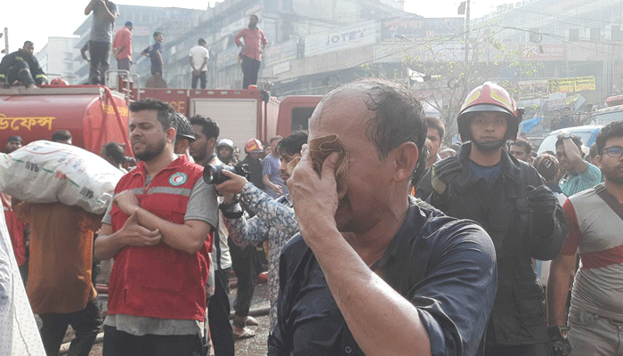 Photo of ব্যবসায়ীদের আর্তনাদে ভারী নিউ মার্কেট এলাকা