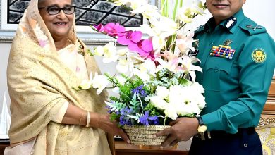 Photo of প্রধানমন্ত্রীকে ফুল দিয়ে শুভেচ্ছা জানিয়েছেন ডিএমপি কমিশনার