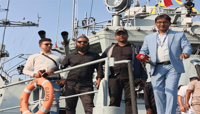 Photo of বিজয় দিবসে মোংলায় নৌ বাহিনীর যুদ্ধজাহাজ প্রদর্শনী