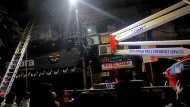Photo of কলকাতায় নিউমার্কেটের পাশের হোটেলে ভয়াবহ আগুন, নিহত ৯